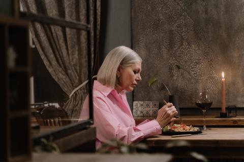 Mujer cenando sola