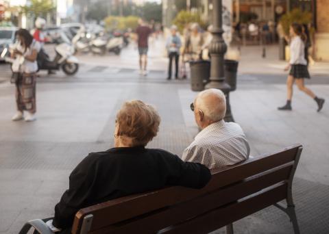 señores mayores en un banco de la ciudad